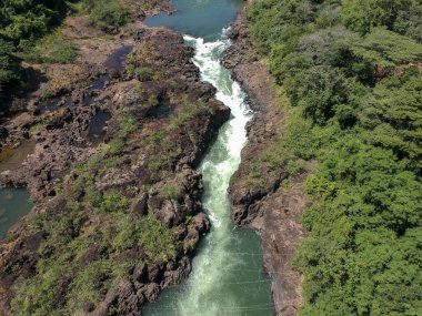 Piraju şehrinde Garganta do Diabo adı verilen Paranapanema nehrinin akıntılarının hava görüntüsü.