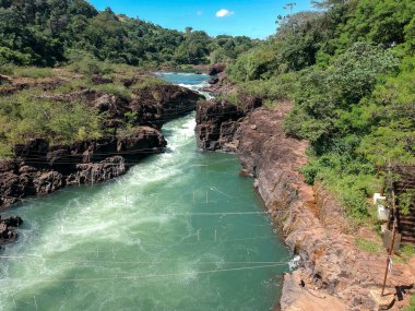 Piraju şehrinde Garganta do Diabo adı verilen Paranapanema nehrinin akıntılarının hava görüntüsü.