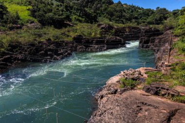 Piraju şehrinde Garganta do Diabo adı verilen Paranapanema nehrinin akıntılarının hava görüntüsü.