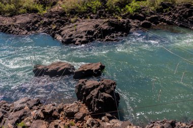 Piraju şehrinde Garganta do Diabo adı verilen Paranapanema nehrinin akıntılarının hava görüntüsü.