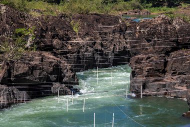 Piraju şehrinde Garganta do Diabo adı verilen Paranapanema nehrinin akıntılarının hava görüntüsü.