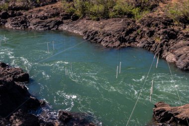 Piraju şehrinde Garganta do Diabo adı verilen Paranapanema nehrinin akıntılarının hava görüntüsü.