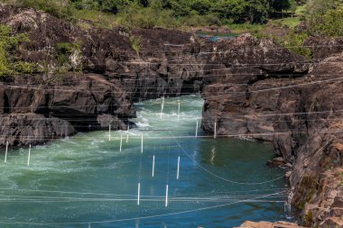 Piraju şehrinde Garganta do Diabo adı verilen Paranapanema nehrinin akıntılarının hava görüntüsü.