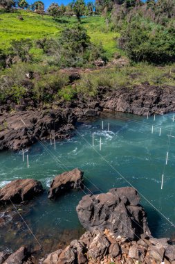 Piraju şehrinde Garganta do Diabo adı verilen Paranapanema nehrinin akıntılarının hava görüntüsü.