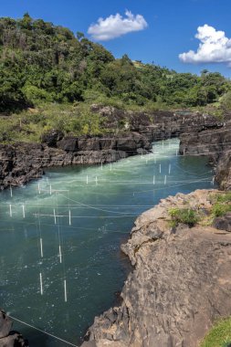 Piraju şehrinde Garganta do Diabo adı verilen Paranapanema nehrinin akıntılarının hava görüntüsü.