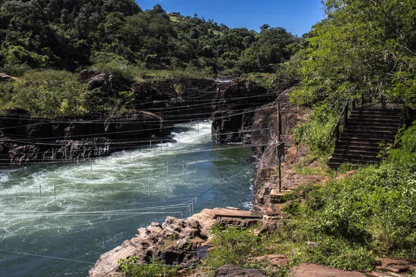 Piraju şehrinde Garganta do Diabo adı verilen Paranapanema nehrinin akıntılarının hava görüntüsü.