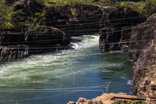 Piraju şehrinde Garganta do Diabo adı verilen Paranapanema nehrinin akıntılarının hava görüntüsü.