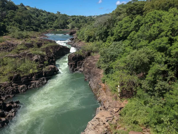Piraju şehrinde Garganta do Diabo adı verilen Paranapanema nehrinin akıntılarının hava görüntüsü.