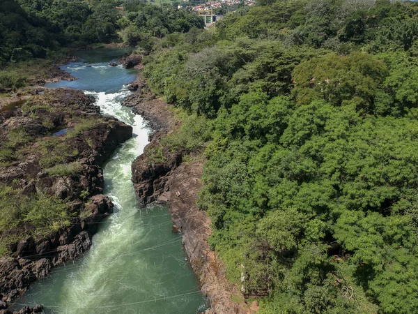 Piraju şehrinde Garganta do Diabo adı verilen Paranapanema nehrinin akıntılarının hava görüntüsü.