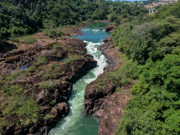 Piraju şehrinde Garganta do Diabo adı verilen Paranapanema nehrinin akıntılarının hava görüntüsü.