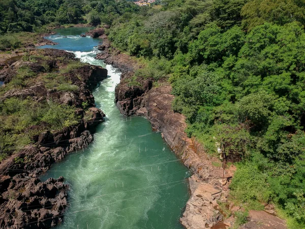 Piraju şehrinde Garganta do Diabo adı verilen Paranapanema nehrinin akıntılarının hava görüntüsü.