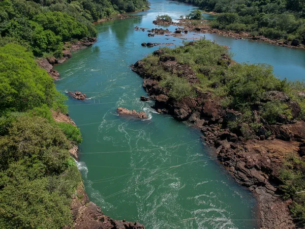 Piraju şehrinde Garganta do Diabo adı verilen Paranapanema nehrinin akıntılarının hava görüntüsü.