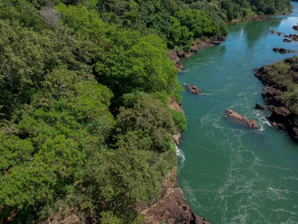 Piraju şehrinde Garganta do Diabo adı verilen Paranapanema nehrinin akıntılarının hava görüntüsü.