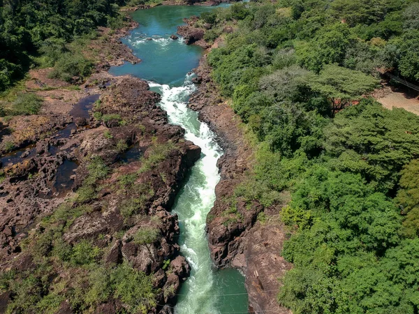 Piraju şehrinde Garganta do Diabo adı verilen Paranapanema nehrinin akıntılarının hava görüntüsü.