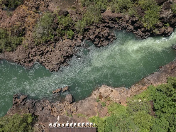 Piraju şehrinde Garganta do Diabo adı verilen Paranapanema nehrinin akıntılarının hava görüntüsü.