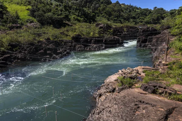 Piraju şehrinde Garganta do Diabo adı verilen Paranapanema nehrinin akıntılarının hava görüntüsü.