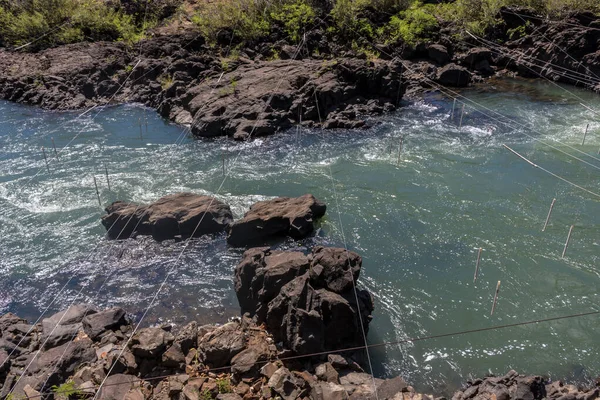 Piraju şehrinde Garganta do Diabo adı verilen Paranapanema nehrinin akıntılarının hava görüntüsü.