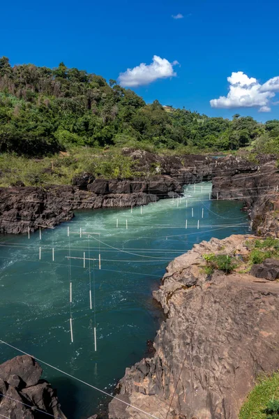 Piraju şehrinde Garganta do Diabo adı verilen Paranapanema nehrinin akıntılarının hava görüntüsü.