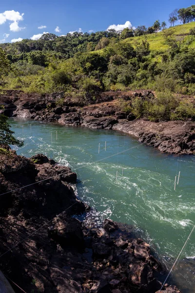 Piraju şehrinde Garganta do Diabo adı verilen Paranapanema nehrinin akıntılarının hava görüntüsü.