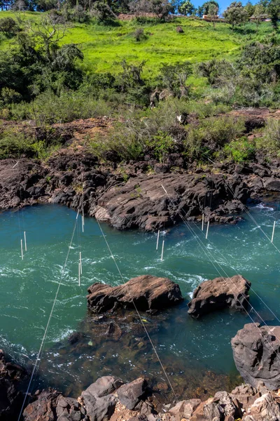 Piraju şehrinde Garganta do Diabo adı verilen Paranapanema nehrinin akıntılarının hava görüntüsü.