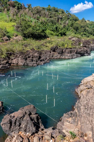 Piraju şehrinde Garganta do Diabo adı verilen Paranapanema nehrinin akıntılarının hava görüntüsü.