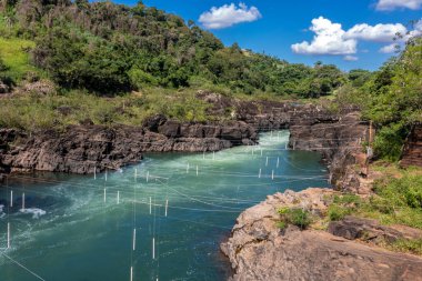 Piraju şehrinde Garganta do Diabo adı verilen Paranapanema nehrinin akıntılarının hava görüntüsü.