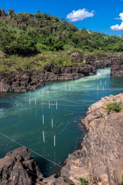 Piraju şehrinde Garganta do Diabo adı verilen Paranapanema nehrinin akıntılarının hava görüntüsü.