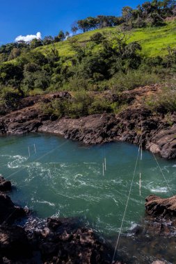 Piraju şehrinde Garganta do Diabo adı verilen Paranapanema nehrinin akıntılarının hava görüntüsü.