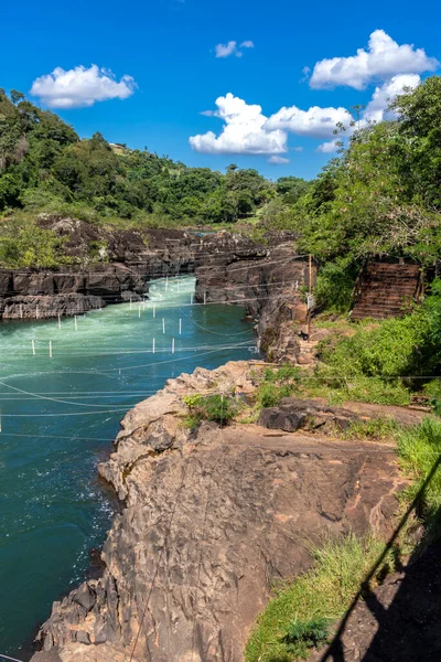 Piraju şehrinde Garganta do Diabo adı verilen Paranapanema nehrinin akıntılarının hava görüntüsü.