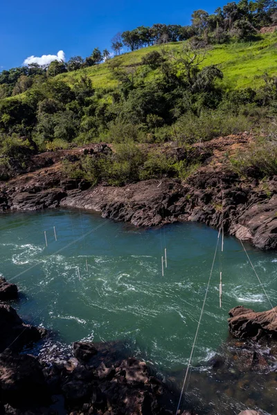 Piraju şehrinde Garganta do Diabo adı verilen Paranapanema nehrinin akıntılarının hava görüntüsü.
