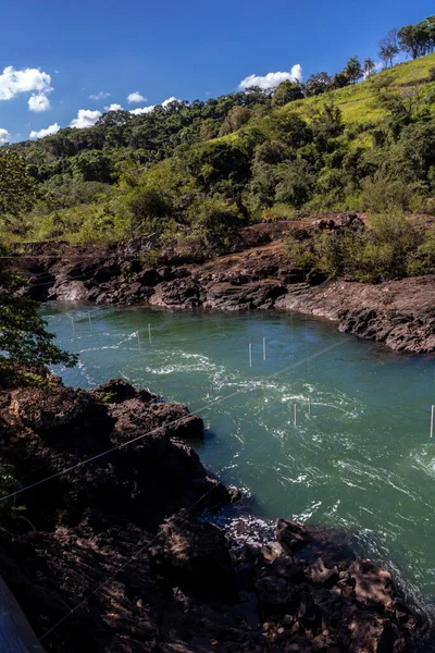 Piraju şehrinde Garganta do Diabo adı verilen Paranapanema nehrinin akıntılarının hava görüntüsü.