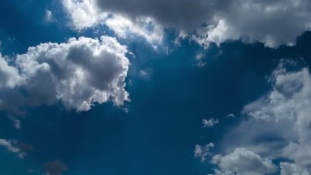 在巴西 美丽的快速移动的白云与蓝天擦肩而过 — 图库视频影像