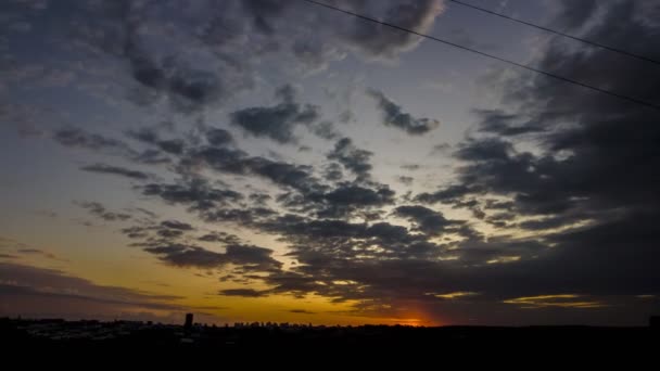 Pôr Sol Dramático Céu Através Nuvens Tempestade Cumulus Timelapse Impressionante — Vídeo de Stock