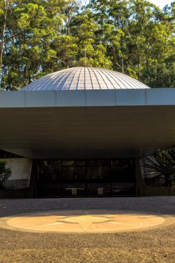 Sao Paulo, Brezilya, Aralık 04, 2013. Ibirapuera Parkı 'ndaki Gökevi Aristo Orsini cephesi. 1957 'de açıldı.