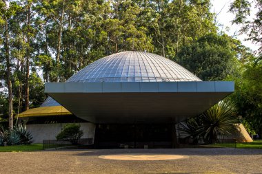Sao Paulo, Brezilya, Aralık 04, 2013. Ibirapuera Parkı 'ndaki Gökevi Aristo Orsini cephesi. 1957 'de açıldı.