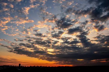 Brezilya 'da gün batımında şehir düzenleyici binaların silueti