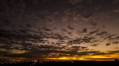 Brezilya 'da gün batımında şehir düzenleyici binaların silueti