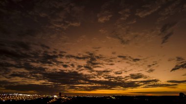Brezilya 'da gün batımında şehir düzenleyici binaların silueti