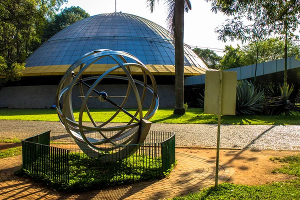 Sao Paulo, Brezilya, Aralık 04, 2013. Ibirapuera Parkı 'ndaki Gökevi Aristo Orsini cephesi. 1957 'de açıldı.