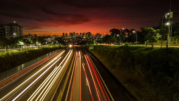 位于玛丽利亚Joao Ribeiro Barros司令公路Sp 294号公路的车辆交通造成的光迹 背景为市中心的建筑物 — 图库照片