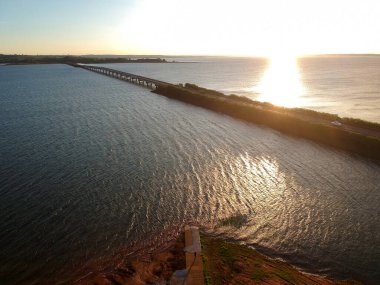 Sao Paulo eyaletinin Avare kentindeki Jurumirim Gölü baraj su deposunda günbatımı manzarası