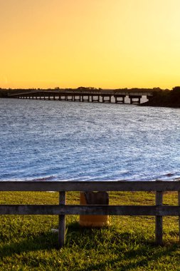 Sao Paulo eyaletinin Avare kentindeki Jurumirim Gölü baraj su deposunda günbatımı manzarası