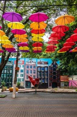 Holambra, Sao Paulo, Brezilya. 16 Mart 2022 'de Holambra şehrinde turistik bir yer olan Alameda, renkli şemsiyeler, Hollanda takunyaları ve tipik binalarla süslenmiştir..