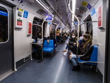 Sa Paulo, Brezilya, 08 Haziran 2022. Yolcular Sao Paulo metro vagonunda seyahat ediyorlar.