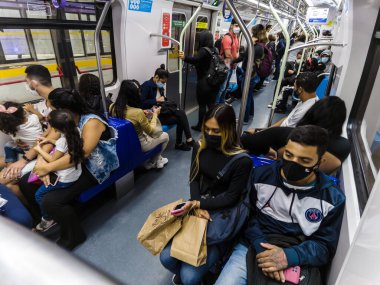 Sao Paulo, Brezilya, 08 Haziran 2022. Yolcular Sao Paulo metro vagonunda seyahat ediyorlar.