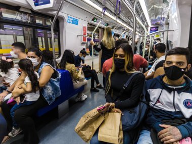 Sao Paulo, Brezilya, 10 Haziran 2022. Yolcular Sao Paulo metro vagonunda seyahat ediyorlar.