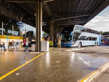 Ribeirao Preto, Sao Paulo, Brezilya, 15 Haziran 2022 otobüs ve yolcuları Ribeirao Preto, Sao Pauo eyaleti otobüs terminalinin yolcu platformunda hareket ediyor.