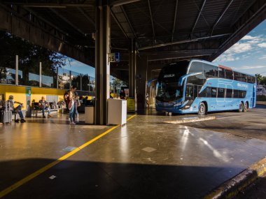 Ribeiro Preto, Sao Paulo, Brezilya, 15 Haziran 2022 otobüs ve yolcuları Ribeirao Preto, Sao Pauo eyaleti otobüs terminalinin yolcu platformunda hareket ediyor.