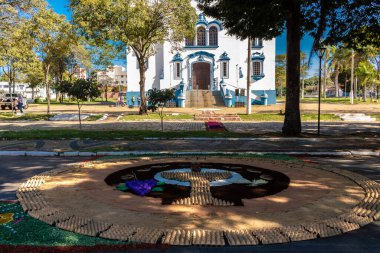 Marilia, Sao Paulo, Brezilya, 16 Haziran 2022. Corpus Christi anısına yapılan talaş paspasları, Marilia şehrinde, arka planda Sao Bento Katedrali.