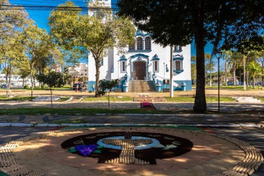 Marilia, Sao Paulo, Brezilya, 16 Haziran 2022. Corpus Christi anısına yapılan talaş paspasları, Marilia şehrinde, arka planda Sao Bento Katedrali.